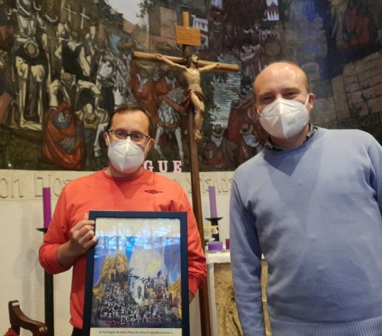 Enrique Salvo restaura el crucificado del altar