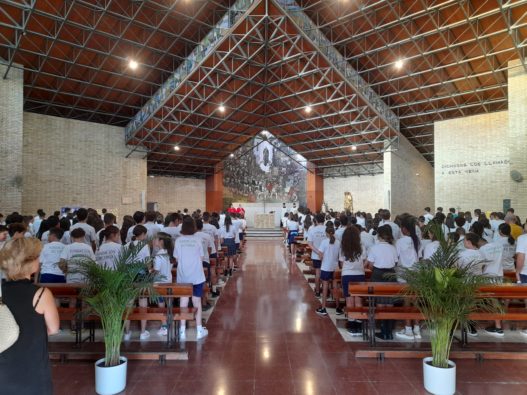Alumnos del Santa Rosa de Lima inician el curso celebrando la eucaristía